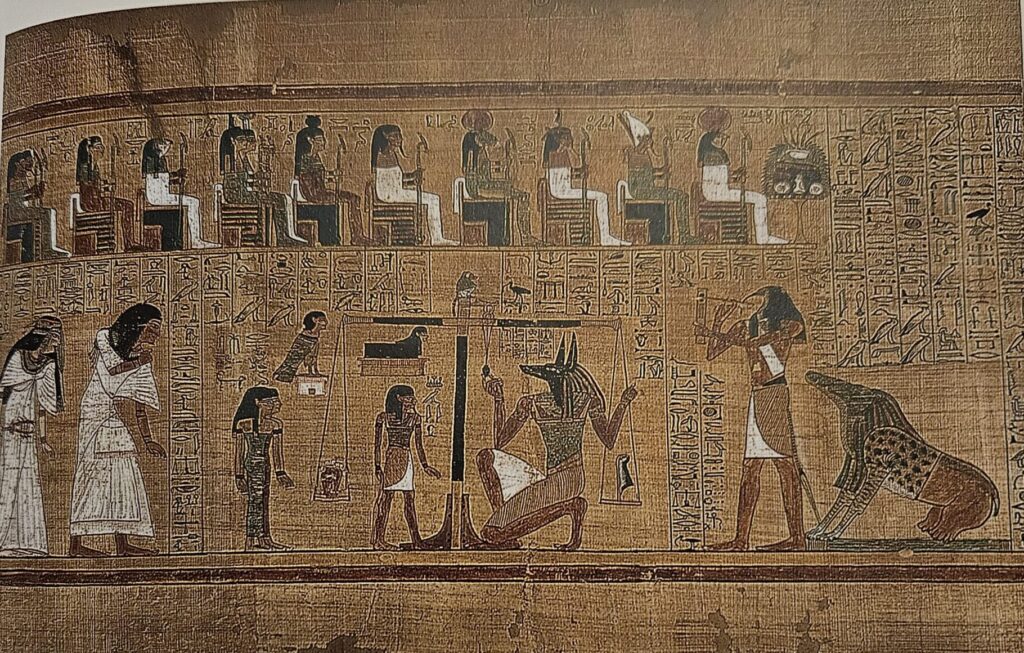En haut : le tribunal divin
Au centre : Anubis face à la balance, qui pèse le Coeur face à la Plume de Maat.
A Droite, avec la tête d'Ibis c'est Thot
et derrière lui c'est Ammit, le lion hippopotame à tête de crocodile qui dévore les coeurs des défunts qui ne mérite pas d'entrée à Ialou.
A gauche : l'oiseau à tête humaine est le Bâ, et l'être humain vétu de blanc est le défunt accompagné de sa femme