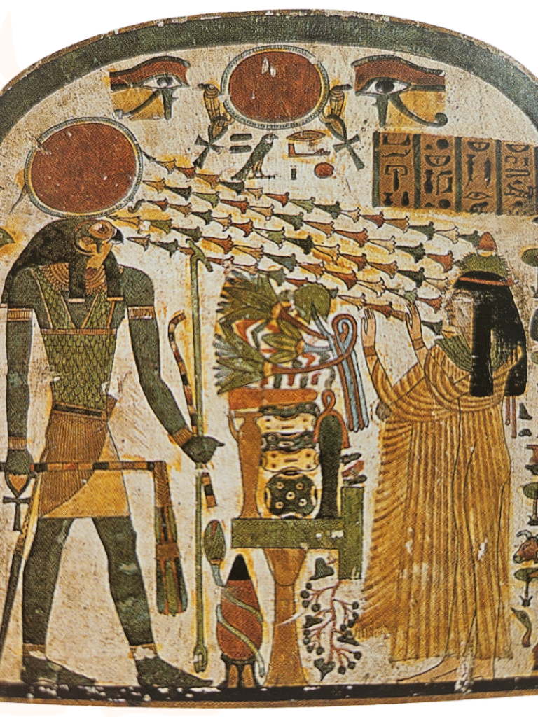 Stèle en bois, de la dame Taperet en face de Ré-Horakhti Horakhti tient le scepte Ouas, qui symbolise le pouvoir. avec le crochet et le fléau qui symbolise à la fois le guide, et aussi l’autorité, la discipline.